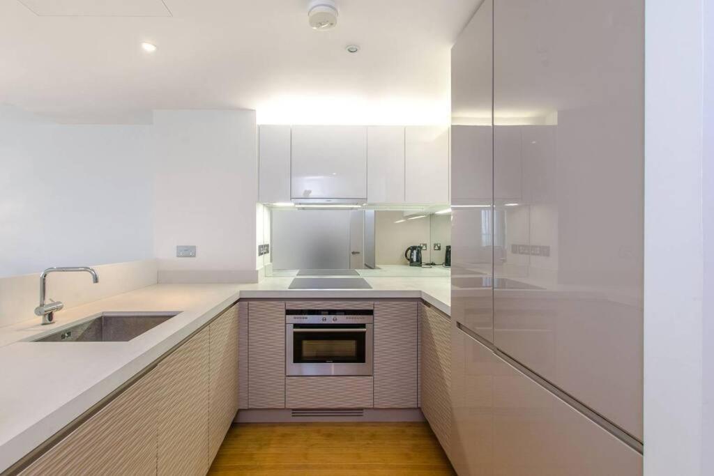 Skyview Waterside City Luxury Apartment ロンドン エクステリア 写真