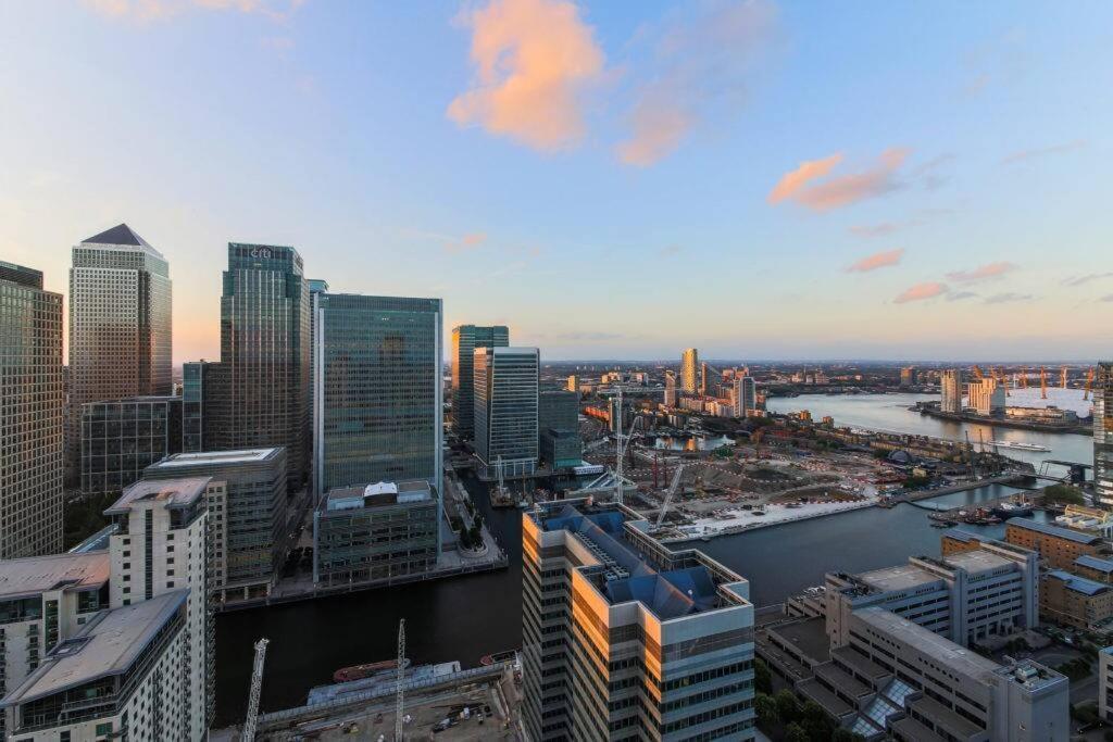 Skyview Waterside City Luxury Apartment ロンドン エクステリア 写真