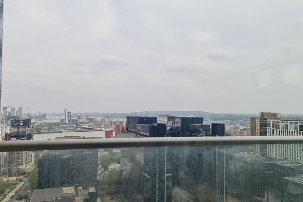 Skyview Waterside City Luxury Apartment ロンドン エクステリア 写真