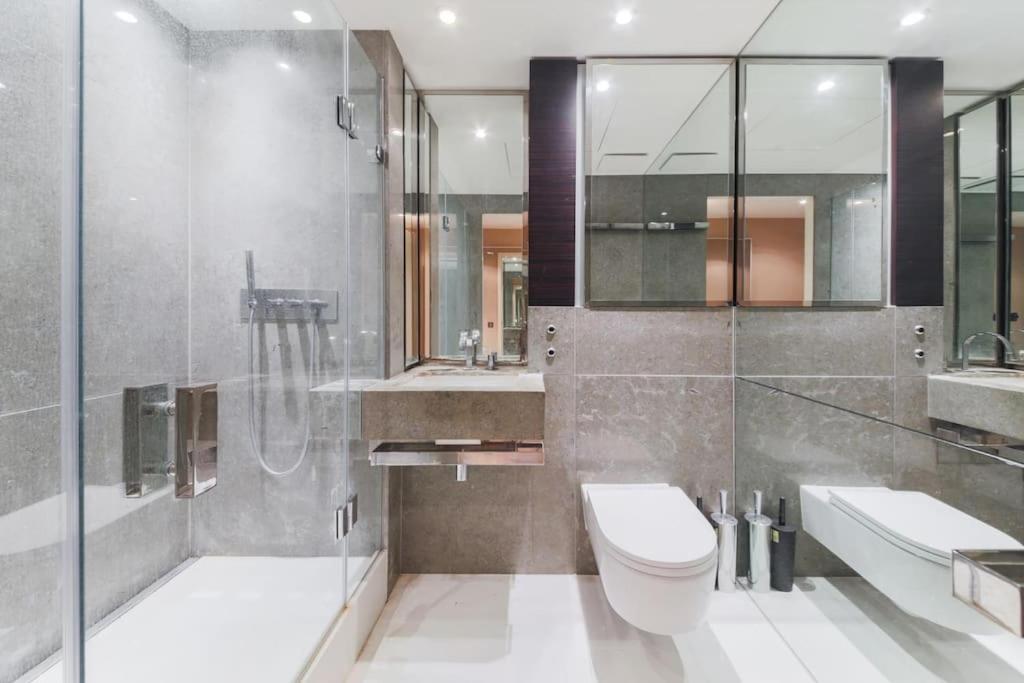 Skyview Waterside City Luxury Apartment ロンドン エクステリア 写真